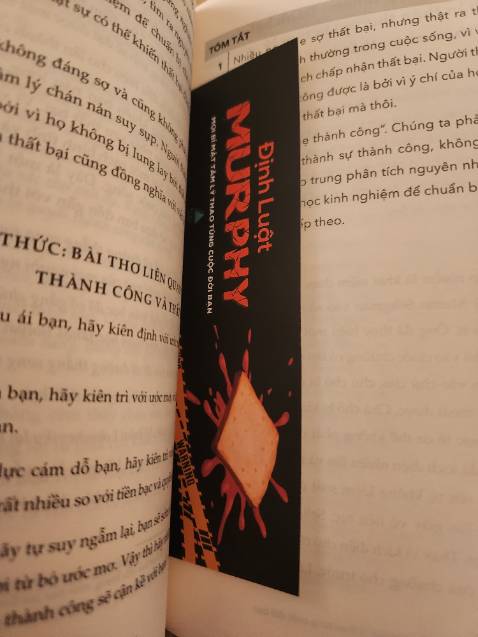 Cuốn sách này như một bản tóm tắt ngắn chứ không đi sâu vào phân tích. Theo mình thì bất cứ ai bắt đầu đam mê và muốn tìm hiểu về tâm lý học thì nên đọc cuốn này, nó khái lược rất nhiều vấn đề tâm lý mà chúng ta hay mắc phải. Nó tóm tắt chứ không đi sâu, nên nội dung cũng không khá đọc, dễ hiểu và hơi nông. Tác giả là người Trung quốc nên văn phong châu Á cũng dễ đọc. Sách in chữ khá nhỏ và mực in vài chỗ bị lem nhưng k thành vấn đề.