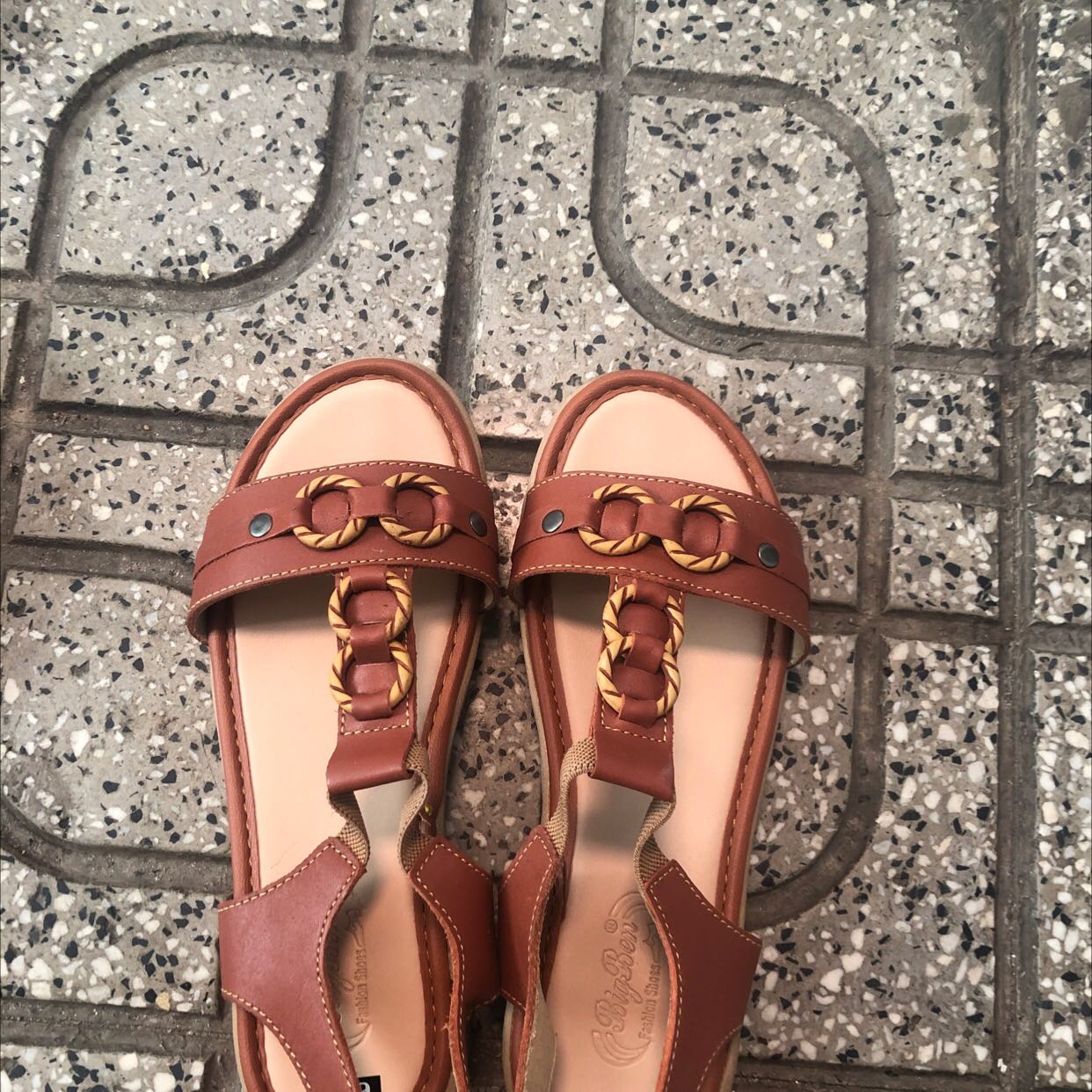 Sandal chắc chắn, mang êm, màu sản phẩm bên ngoài đậm hơn hình ảnh chụp mô tả