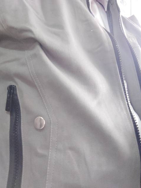 Tôi mới nhận hàng xong.
Giao nhanh hơn 2 ngày.
Kiểm tra đường may thấy oke.
Chất liệu so với giá tiền vậy là được.
Lưu ý anh nào mua: tôi cao 1,59cm, nặng 56kg: size hơi ôm, nếu lấy L sẽ đẹp hơn.
Thanks shop.