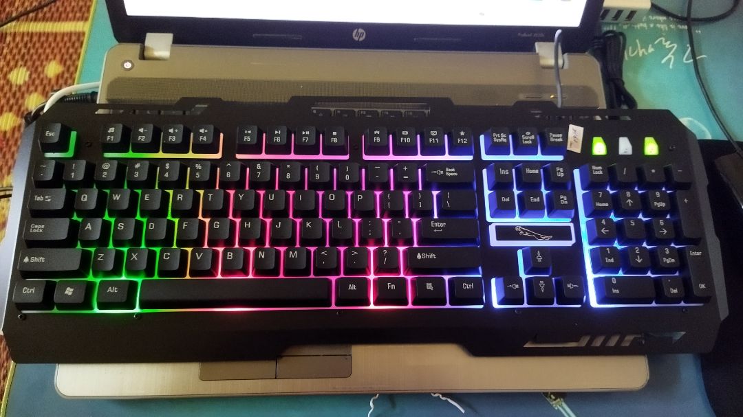 Bàn phím được giao giống như trong mô tả. Hoạt động ổn, đèn nền tốt. Rất hài lòng về sản phẩm.