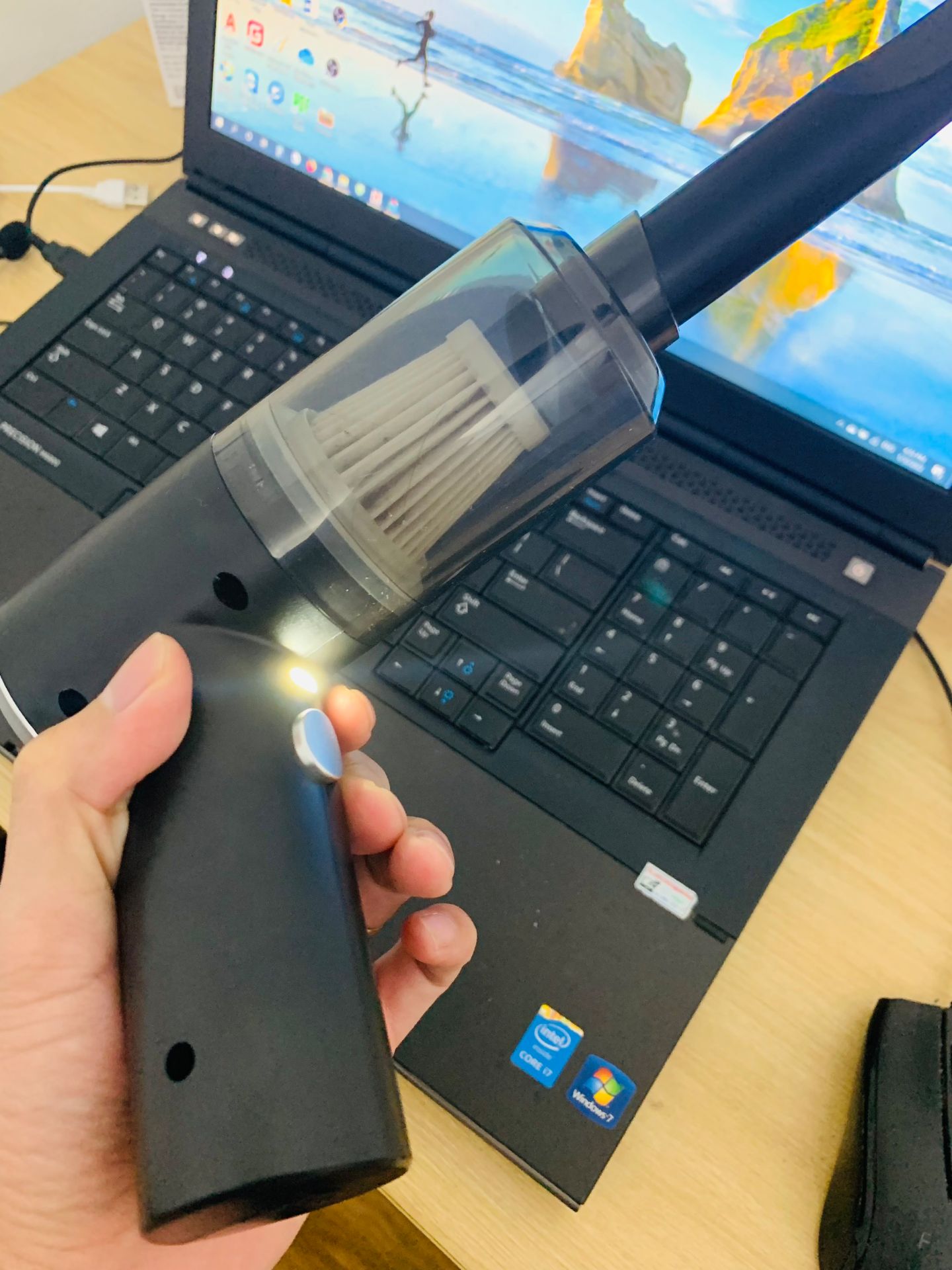 Máy gọn, đầm tay, luồn lách được nhiều ngõ ngách. Dùng một thời gian thấy ổn, lực hút mạnh. Ổn trong tầm giá.