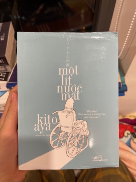 Mình kỳ vọng rất cao về cuốn sách qua những review mình đã đọc, nhưng quên mất một điều rằng nó đơn thuần chỉ là những trang nhật ký được biên tập lại. Điều này dẫn đến việc khi đọc phần đầu tác phẩm, mình có hụt hẫng về văn phong và nghi ngờ khả năng mình có thể kiên nhẫn theo dõi tới cuối truyện. Chắc chắn mình viết như vậy không phải để chỉ ra điểm trừ của Một lít nước mắt, mà là những mong mọi người khi đến với cuốn sách sẽ được chuẩn bị tinh thần và sẵn lòng lắng nghe tâm tư của Aya một cách trọn vẹn nhất.

Bởi mình chắc chắn, qua những dòng chữ chân thực đời thường đó, độc giả ai cũng sẽ học được điều gì đó từ cô gái này, từ câu chuyện của gần một thập kỷ chống trọi với căn bệnh mà cái kết vốn đã được viết sẵn, tàn nhẫn đấy nhưng chẳng ai có thể làm gì khác ngoài chấp nhận gọi đó là số phận. 

Cho tới cùng, ngành Y Nhật Bản đương thời chẳng thể có được phép màu hay kỳ tích nào, nhưng cô gái trên đối với mình chính là một phép màu, và câu chuyện cô đã kể chính là một kỳ tích.