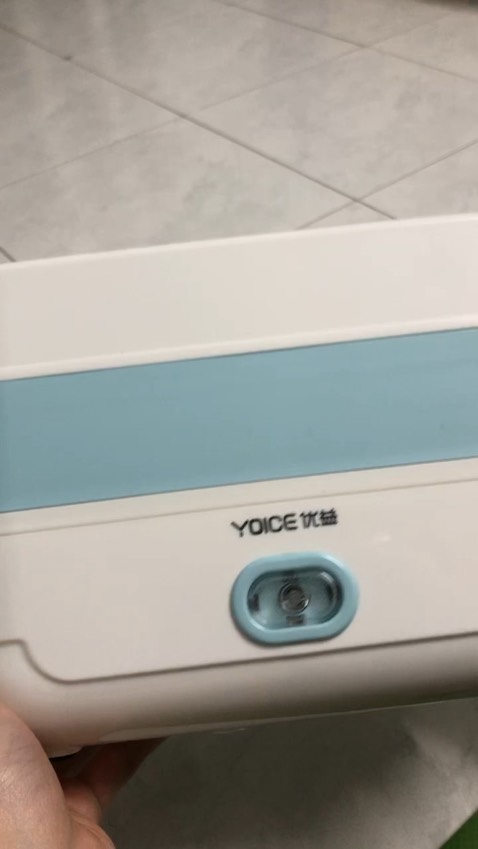 Hộp cơm khá xinh xắn, đúng màu xanh mình thích, dây cắm rất chắc chắn, lại còn đc shop đưa kèm ổ cắm chuyển từ 3 chân sang 2 chân - rất tinh tế! Điểm trừ duy nhất là hơi có mùi nhựa, hy vọng dùng vài lần sẽ hết, vả lại với giá 400k thì không thể đòi hỏi hơn dc. Tks shop đã lưu ý tin nhắn của mình! Hộp cơm khá xinh xắn, đúng màu xanh mình thích, dây cắm rất chắc chắn, lại còn đc shop đưa kèm ổ cắm chuyển từ 3 chân sang 2 chân - rất tinh tế! Điểm trừ duy nhất là hơi có mùi nhựa, hy vọng dùng vài lần sẽ hết, vả lại với giá 400k thì không thể đòi hỏi hơn dc. Tks shop đã lưu ý tin nhắn của mình!