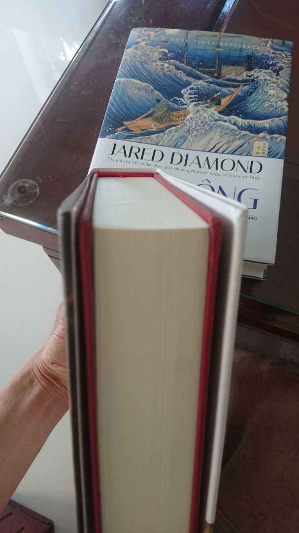 Sách hay nhưng dịch vụ vận đóng gói và vận chuyển quá tệ.
Mình mua 3 cuốn bìa cứng mà chỉ đóng trong 1 hộp catton chật hẹp. Không được đọc xốp.
Giao đến nơi thì hộp bị rách móp hết.
Góc sách bị cong móp rất khó coi.