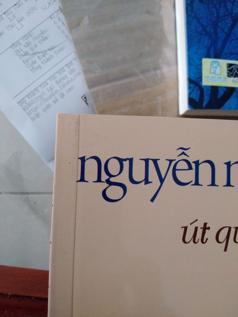vừa về là mình khui ra ngay mình có đặt một cuốn là mắt biếc và cuốn này khui ra thì cuốn mắt biếc vẫn còn nguyễn seal cuốn thì ôi nó dơ lắm cái đấy là mình đã chùi bớt một chút rồi đấy còn không có seal nx nếu ko có seal thì thôi mình cx ko bt là cuốn đó có seal hay ko ở ngoài sau thì giống như ảnh thứ 2 vậy đó nếu ai muốn video thì có thể nhắn mình để mình hửi video unbox hàng và mình muốn đổi cuốn này mới hơn đây là lần đầu mình mua hàng ở tiki cũng như fahasa mong shop có thể đổi hàng giúp mình ạ