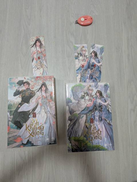 Sách bọc bookcare rất đẹp nhé. Mà không biết cuốn 1 có giao thiếu 1 bookmark không vì cuốn 2 có 2 bookmark lận.