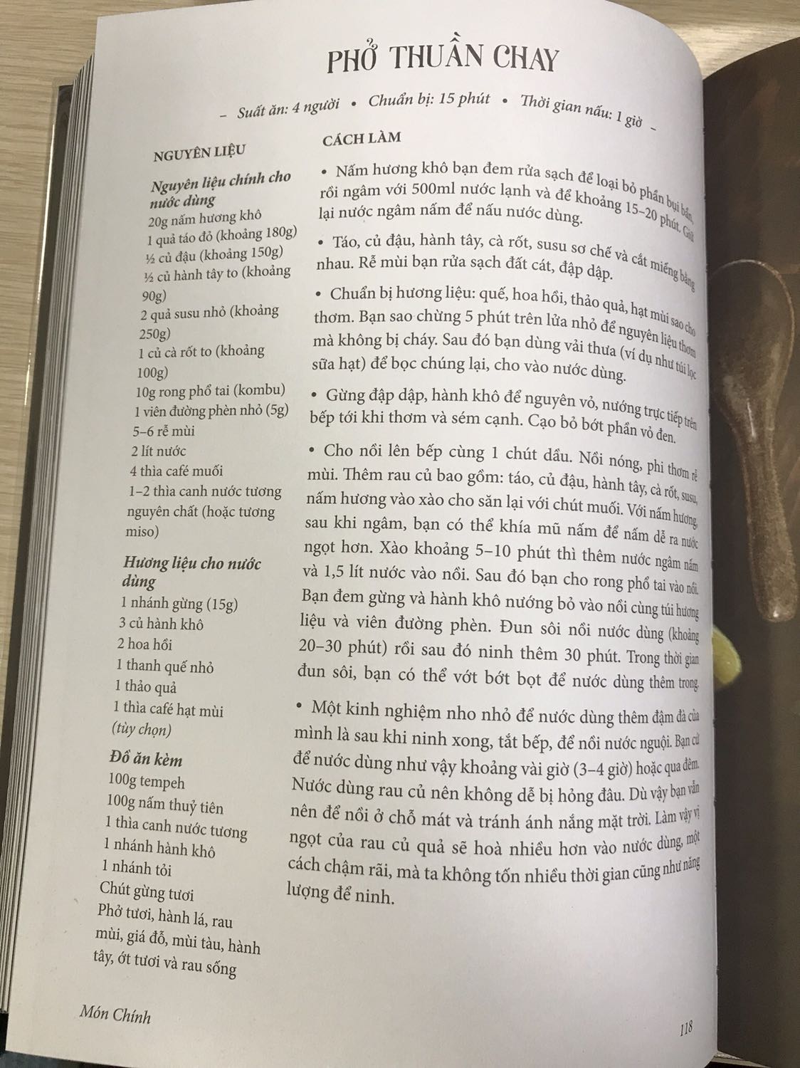 Sách có hình thức giấy dày, màu in đẹp và trình bày khá cẩn thận.
Nếu người đọc là người có sở thích ngẫu hứng với tất cả nguyên liệu, thì cuốn sách có rất nhiều không gian để làm điều đó, món chay chưa bao giờ có hồn như vậy. Tự do, bình dị, không gượng ép và rất có màu sắc.
Còn nếu bạn là người thích chuẩn mực và làm theo công thức, thì cuốn sách này vẫn rất phù hợp. Nguyên liệu dễ kiếm, và dễ thực hiện chính là điểm mạnh của cuốn sách này.
P/S: Mình đã phải đặt mua cuốn sách này 3 lần, vì người thân và bạn bè mình thấy hay quá nên cướp luôn :) Sách có hình thức giấy dày, màu in đẹp và trình bày khá cẩn thận.
Nếu người đọc là người có sở thích ngẫu hứng với tất cả nguyên liệu, thì cuốn sách có rất nhiều không gian để làm điều đó, món chay chưa bao giờ có hồn như vậy. Tự do, bình dị, không gượng ép và rất có màu sắc.
Còn nếu bạn là người thích chuẩn mực và làm theo công thức, thì cuốn sách này vẫn rất phù hợp. Nguyên liệu dễ kiếm, và dễ thực hiện chính là điểm mạnh của cuốn sách này.
P/S: Mình đã phải đặt mua cuốn sách này 3 lần, vì người thân và bạn bè mình thấy hay quá nên cướp luôn :)