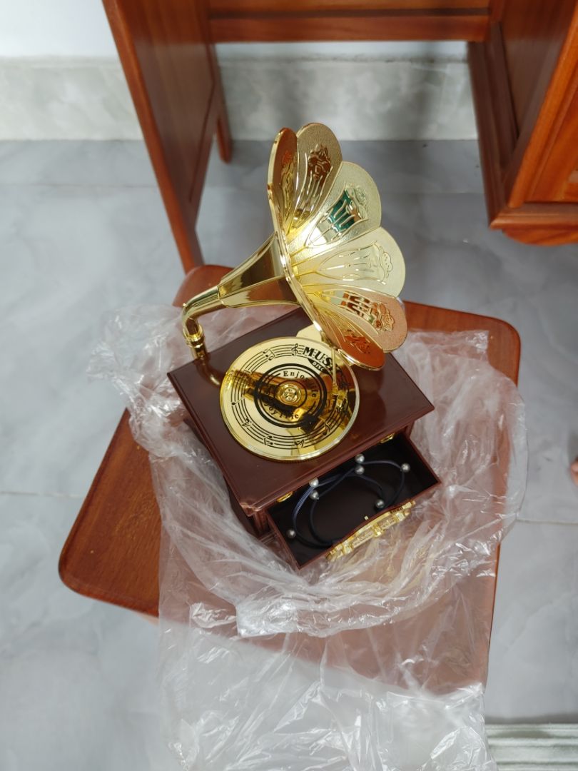 shop ơi, rất buồn, khi mở ra, phần góc của hộp bị gãy. yêu cầu shop đổi mới, vì đây là qua tặng sinh nhật