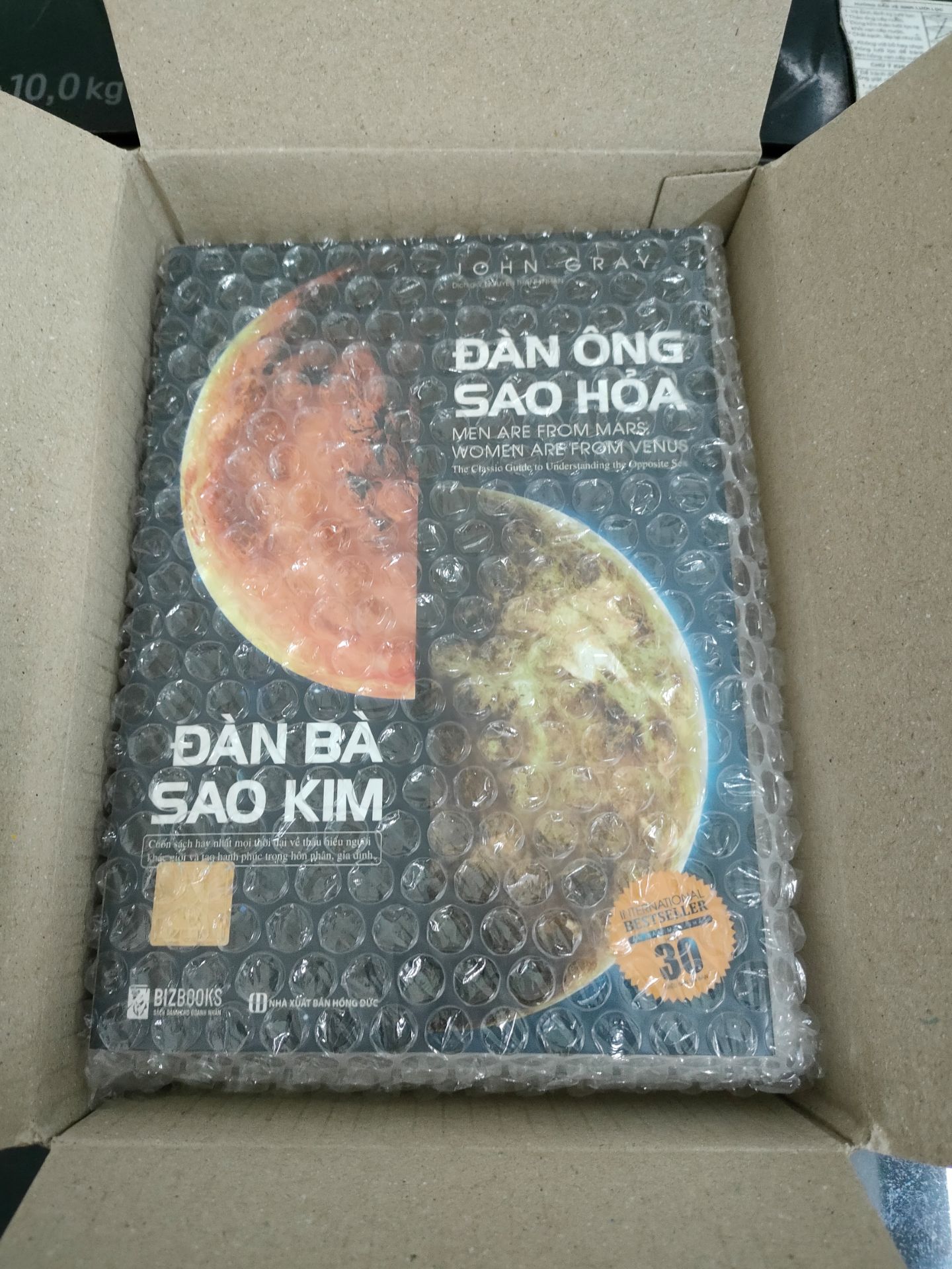 Sách rất đẹp, shop đóng gói cẩn thận và chắc chắn, có tặng thêm bookmark nữa. Tuy nhiên bạn nào thích ấn bản 2 hành tinh thì nhớ nhắn tin trước cho shop. Hôm trước shop có giao nhầm cho mình ấn bản nửa mặt người mình k thích. Shop có hỗ trợ đổi nhưng rep tin nhắn khá chậm. Mong shop khắc phục điểm này. Còn loại rất tuyệt. giấy của sách là loại giấy ngà vàng tốt cho mắt, mực in rõ nét. Bìa sách cứng dày dặn, chắc chắn. Mình sẽ tiếp tục ủng hộ.👍👍👍