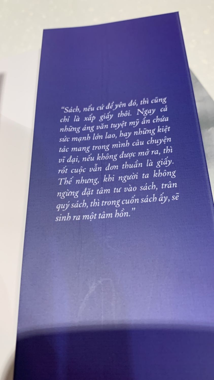 Đối với mình đây là cuốn sách đáng đọc và đáng mua, tình tiết chuyện nhẹ nhàng và mỗi lần cùng mèo Mướp qua đc 1 vàn khó nhằn thì cũng khiến cho người đọc là mình được nhắc nhở về việc đọc sách hay chút gì đó về cuộc sống mà ta vô tình lãng quên và chắc hẳn là mỗi chúng ta cũng đang và đã gặp phải tình huống như vậy. Kết thúc chuyện mình cảm thấy rằng đây là câu hỏi mà mỗi ng đọc sách cần hỏi lại chính bản thân mình, liệu sách đối với ta là gì ? Lý do tìm đến sách ? Cách nào khiến sách có thể không bị lãng quên ?