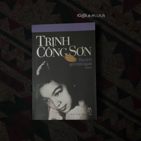 Như mọi người, mình biết đến Trịnh Công Sơn ban đầu với vai trò là một nhạc sĩ. Công việc học hành và nghiên cứu đưa đẩy mình biết đến ông như một người cầm bút mà cuốn sách này được đánh giá là “một áng văn chương thật ấn tượng trong đời hoạt động nghệ thuật của ông”. Cuốn sách là tập hợp những bức thư ông gửi người con gái mang tên Ngô Vũ Dao Ánh. Người đã gìn giữ những bức thư suốt gần nửa thế kỉ sau bao biến động, nay uỷ quyền cho gia đình nhạc sĩ để công bố nhân dịp kỉ niệm 10 năm sự ra đi của ông. Cuốn sách được giới thiệu không chỉ là những bức thư chan chứa lời yêu thương của ông dành cho một người con gái mà còn là biểu tượng đẹp của tình yêu. Cuốn sách giúp ta tiếp cận sâu hơn về đời sống nội tâm, những điều mà nhạc sĩ nghĩ và trăn trở về tình yêu, về cuộc đời và cả những điều tốt đẹp đang dần phai nhạt ở thế gian này.