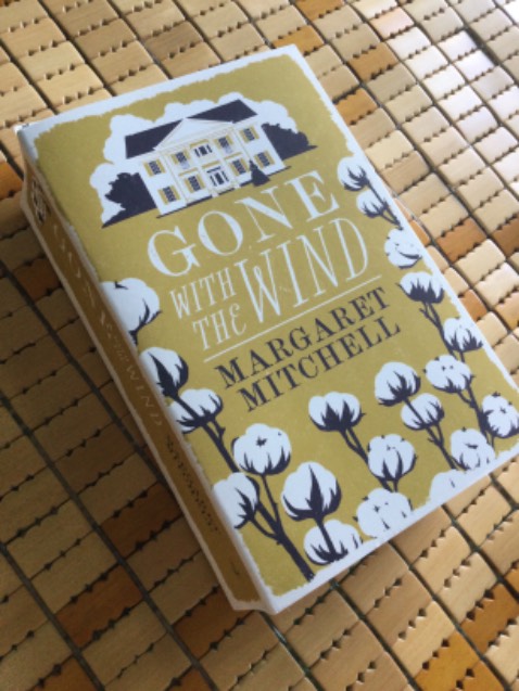 Mùi sách thôi rồi luôn ( thơm và rất bám), giấy sách chấp nhận được. Nội dung khá cuốn, có những chi tiết đậm lịch sử Mỹ. Nhưng mà hơi nhiều miêu tả cảnh vật đọc hơi mệt