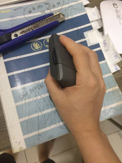 chuột cầm chắc chắn lắm nha, thấy con chuột lạ lạ mua thử dùng, mới đầu cũng ch ưa quen kiểu đứng này lắm, nhưng dùng mấy hôm nay thấy cũng quen quen tay lại thấy thích, cũng đỡ mỏi tay phết đấy, vỏ chuột sờ rất mịn, mọi người chú ý cần dùng 2 con pin điều khiển loại pin AAA để sài chuột nha