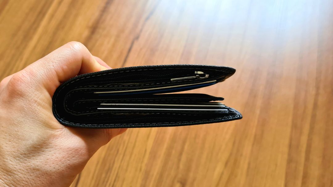 Shop dễ thương, hàng cũng được nhưng phải dùng lâu mới biết chất lượng ra sao, ví hơi to, bỏ túi sau hơi bị cấn!!!