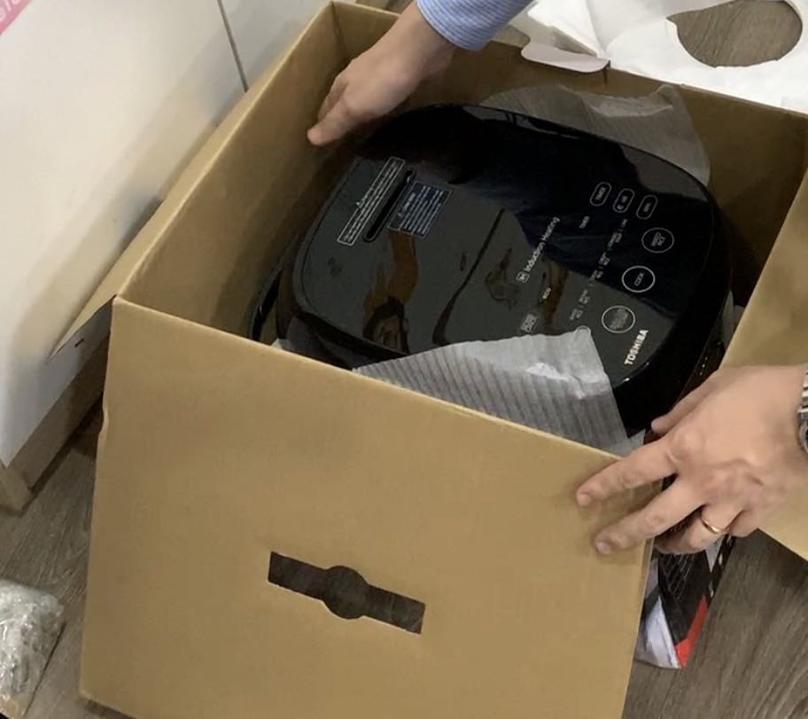 Đã nhận hàng, hộp bị móp méo nhưng bên trong sản phẩm ko bị gì
Mới ken xà beng, ko trầy xướt, nguyên vẹn
Đầy đủ phụ kiện vỉ hấp, 2 muỗng nhựa, cốc đong gạo, sổ hướng dẫn, dây điện nguồn
Sổ hướng dẫn tiếng Việt rất chi tiết
Nấu luôn, cơm chín đều, ko có mùi nhựa. 
Mình có dùng bút thử điện thử rồi: nồi cơm KO HỀ hề bị RÒ ĐIỆN như các comment mình từng đọc. 
Lưu ý: bộ phận cảm biến nhiệt, ở giữa nắm nồi phía trong, có điện Đã nhận hàng, hộp bị móp méo nhưng bên trong sản phẩm ko bị gì
Mới ken xà beng, ko trầy xướt, nguyên vẹn
Đầy đủ phụ kiện vỉ hấp, 2 muỗng nhựa, cốc đong gạo, sổ hướng dẫn, dây điện nguồn
Sổ hướng dẫn tiếng Việt rất chi tiết
Nấu luôn, cơm chín đều, ko có mùi nhựa. 
Mình có dùng bút thử điện thử rồi: nồi cơm KO HỀ hề bị RÒ ĐIỆN như các comment mình từng đọc. 
Lưu ý: bộ phận cảm biến nhiệt, ở giữa nắm nồi phía trong, có điện