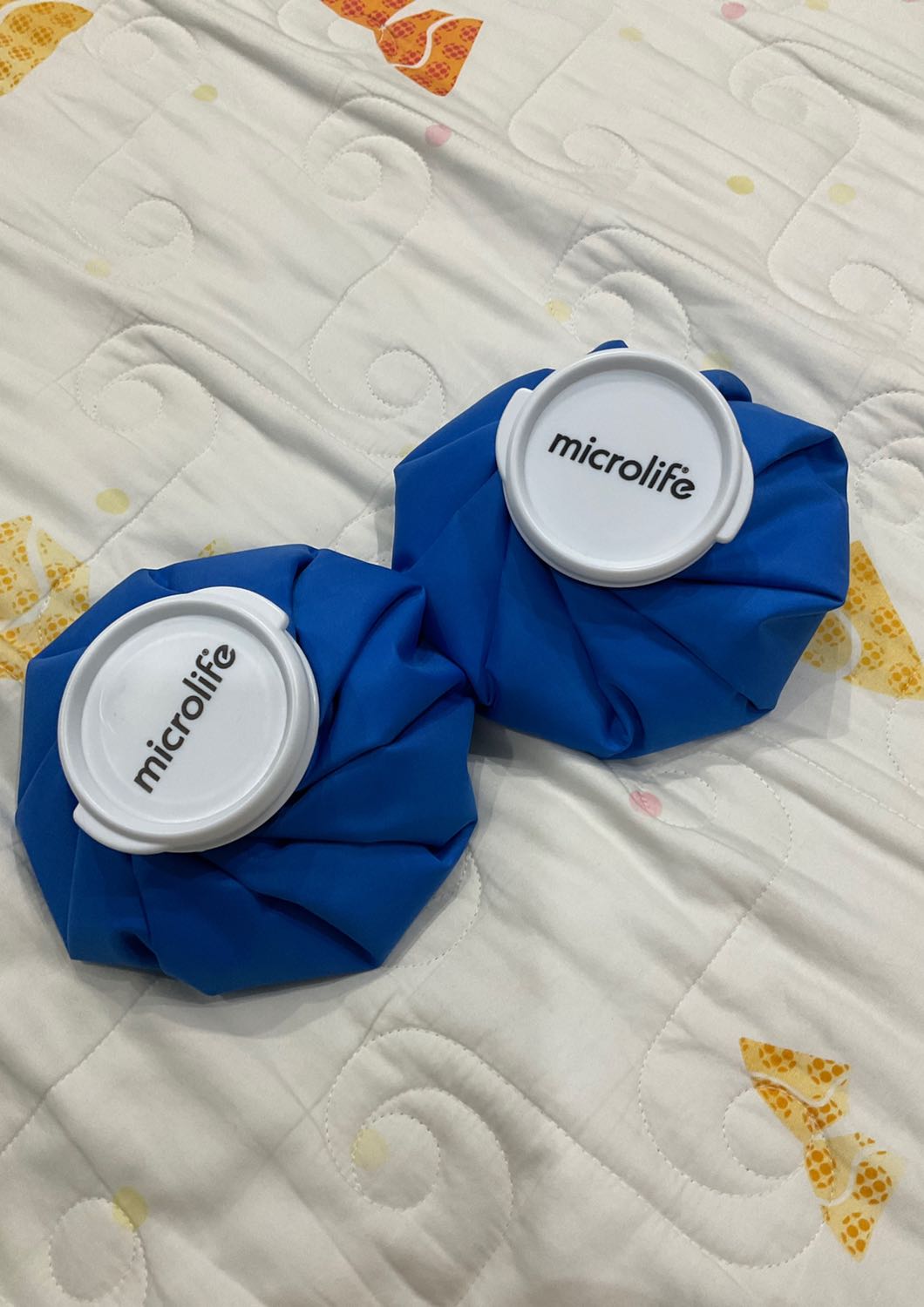 Chườm đá khá tốt, không bị thấm nước qua túi. Hướng dẫn sử dụng ghi không nên chứa nhiệt độ cao quá 40 độ C nên chườm nóng nhiệt không giữ được lâu.