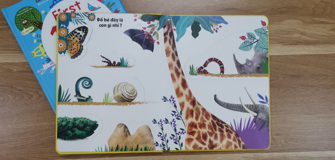 sách đẹp, nội dung hay. Dạng lật mở phù hợp với các bé từ 0-3 tuổi. Các bạn bé nhận biết con vật, lớn hơn chút hiểu thêm thông tin về các con vật đó nữa. Ảnh các con vật là ảnh thật giúp bé dễ nhận biết và liên hệ được với thực tế. Rất hữu ích!