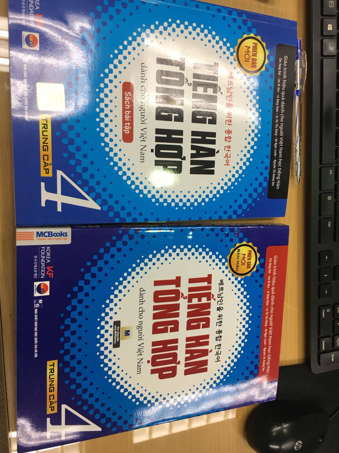 Sách chuẩn đẹp đến từng milimet, giao hàng nhanh dù trời mưa gió, mua được giá sale Hội sách nên rất thích ạ.