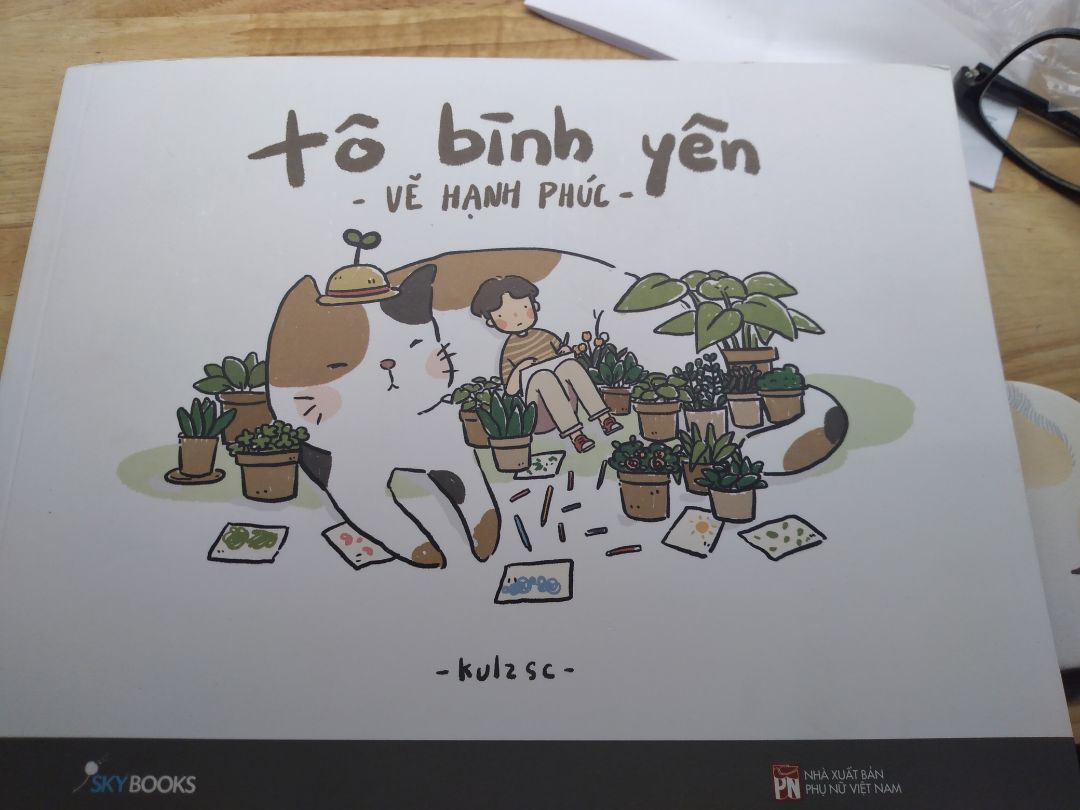 mình cho 4 sao thôi nhé bìa có 1 số chỗ bị cong nhưng k đáng kể nếu mình dùng 1 2 ngày sẽ bị, giấy dày mà tranh đẹp mà nét lắm, phải công nhận tranh của anh ý đẹp dã man thích lắm, chỉ mong au chú ý vận chuyển 1 chút thôi để sách còn nguyên vẹn khi đến tay khách nhé🤭 sách có 1 số xước nhỏ ở bìa thôu mn ạ nhìn xinh lắm