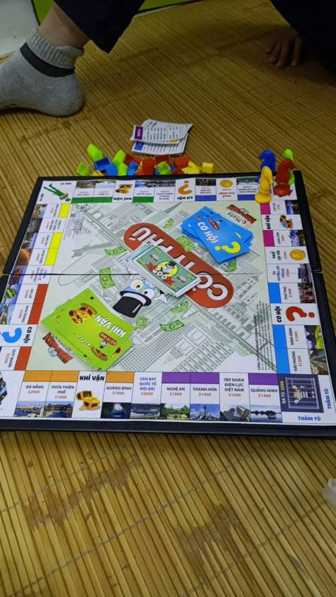 Giá rẻ, bàn bằng nhựa chắc chắn, quân cờ màu sắc bắt mắt lôi cuốn người chơi.Có hướng dẫn chơi rất cụ thể,các bạn cùng nhau chơi rất vui vẻ.Mong rằng các bạn có một mùa hè  bổ ích bên bàn cờ tỉ phú.