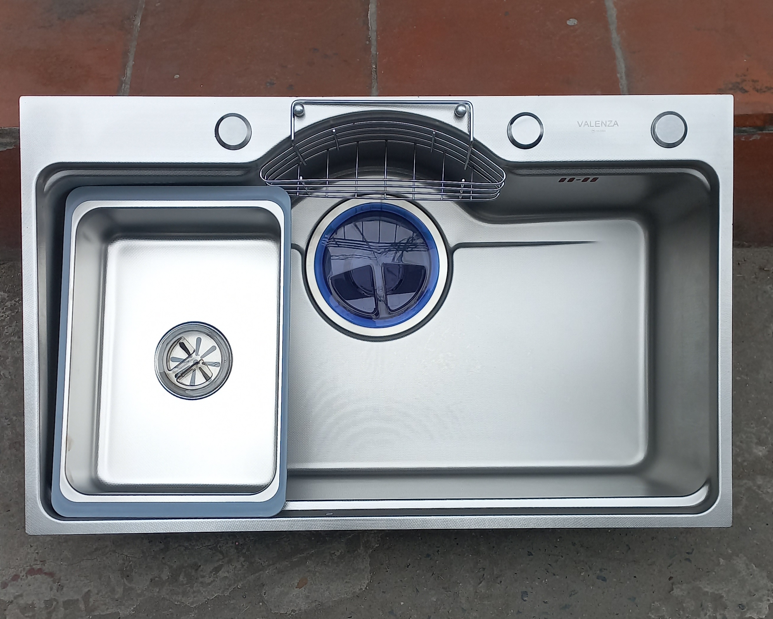 Chậu rửa bát inox304 bán nguyệt ĐÚC dày 5li chống xước 7546 Valenza kiểu dáng Hàn Quốc kèm khay inox, rổ lỗ, bộ xả 18cm-Hàng chính hãng
