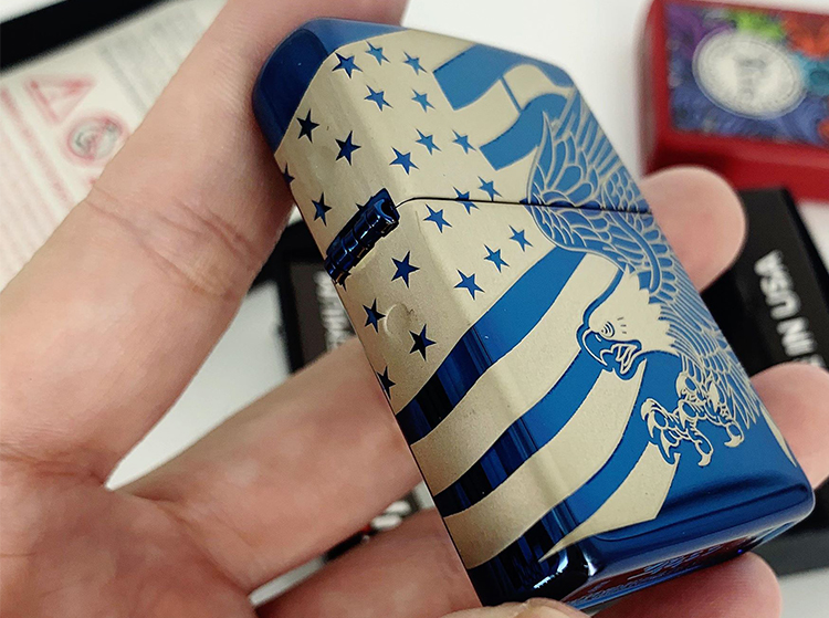 Bật Lửa Zippo 49046 – Zippo Patriotic Design High Polish Blue