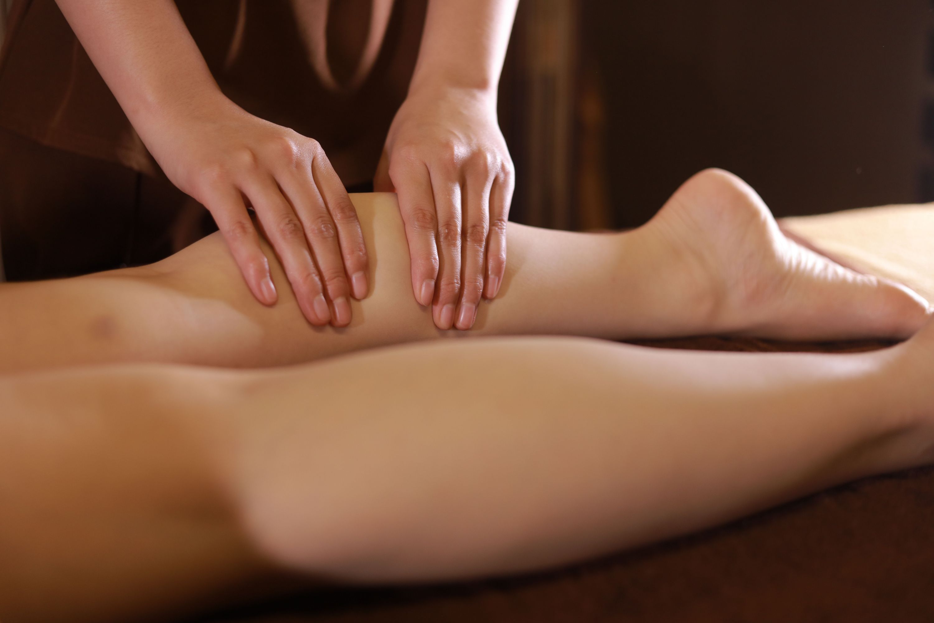 Liệu trình Massage Toàn Thân Thư Giãn Đá Nóng + Tinh Dầu Mỹ + Ngâm Chân Thảo Dược Đào Thải Độc Tố 75 Phút tại Happy Beauty & Spa