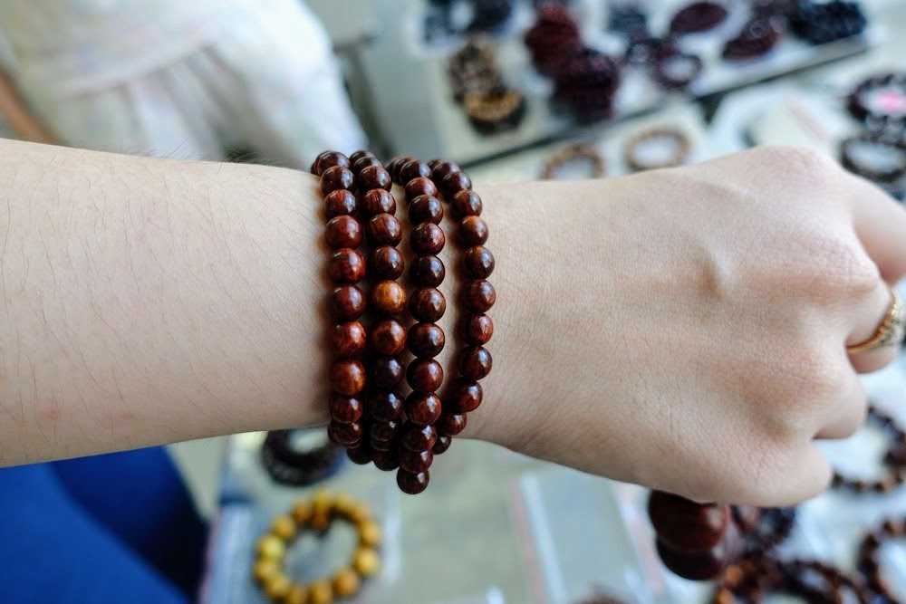 Set Vòng đeo tay Gỗ Sưa đỏ tự nhiên, kèm hộp đựng lót lụa