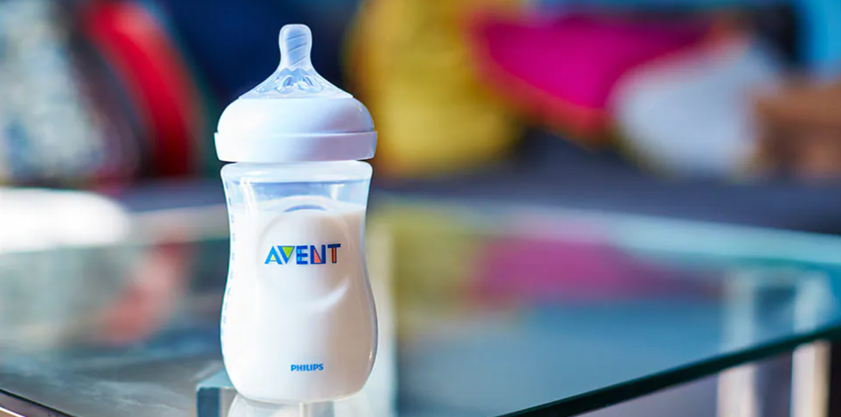 BÌnh sữa Philips Avent có thiết kế dễ cầm ngay cả với tay của em bé