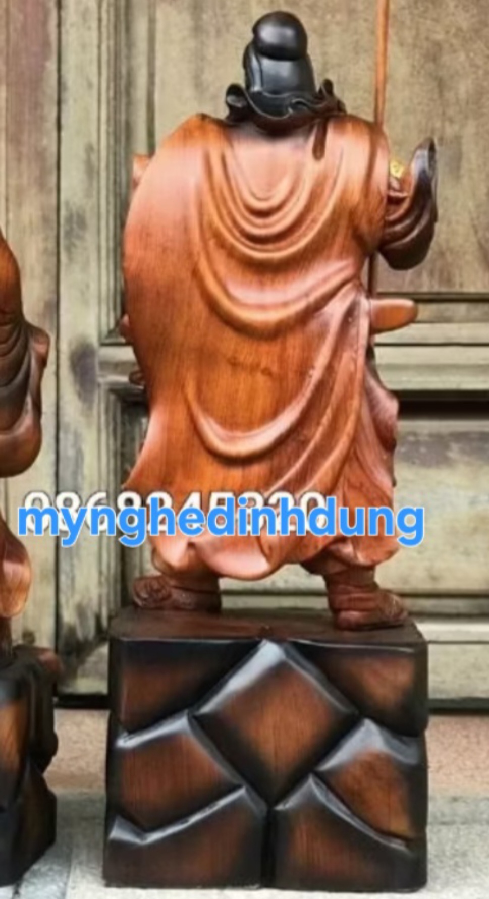 Tượng quan công cầm đao trấn ải bằng gỗ hương đa tô làm mầu giả cổ kt cao 60×25×15cm