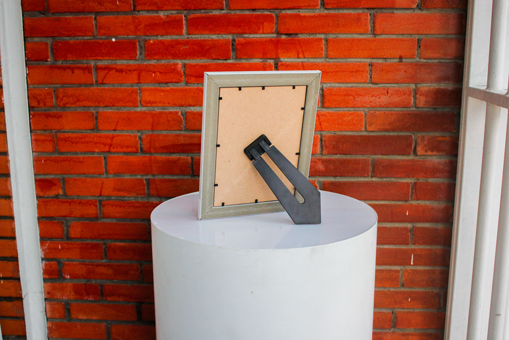 Mặt sau khung hình khi để dọc