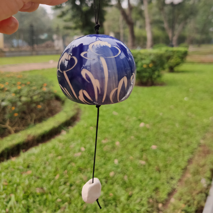 chuông gió gốm sứ nhiều màu, giao ngẫu nhiên