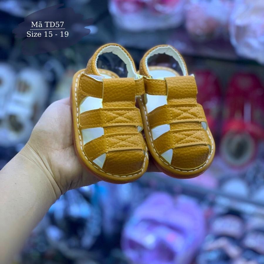 Dép sandal tập đi bé trai bé gái 0 - 18 tháng màu nâu da bò quai dán da mềm đế cao su chống trơn trượt có còi tiếng kêu chíp chíp thời trang cho trẻ em TD57