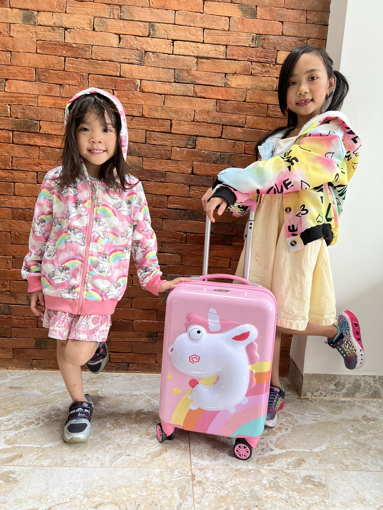 Vali Kéo Du lịch Trẻ Em MCN Beddy Bear 17 inch - họa tiết Kỳ Lân dập nổi 3D chống va đập, bánh xoay 360 - Khóa TSA cố định trên Vali - Bảo hành 5 năm MIỄN PHÍ