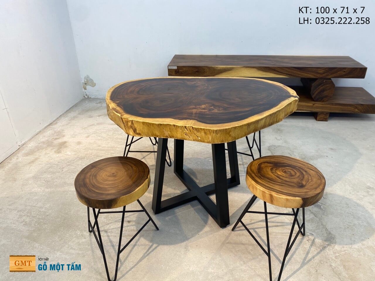 Với bộ bàn ghế gỗ Me Tây, bạn sẽ sở hữu một tác phẩm nghệ thuật đầy cảm hứng để trang trí cho không gian phòng khách của bạn. Bộ bàn ghế được làm từ gỗ tự nhiên, với màu sắc ấm áp và độc đáo.