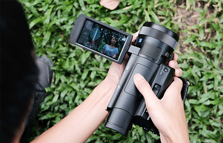 Máy Quay Phim Sony 4K HDR FDR-AX700 - Hàng Nhập Khẩu