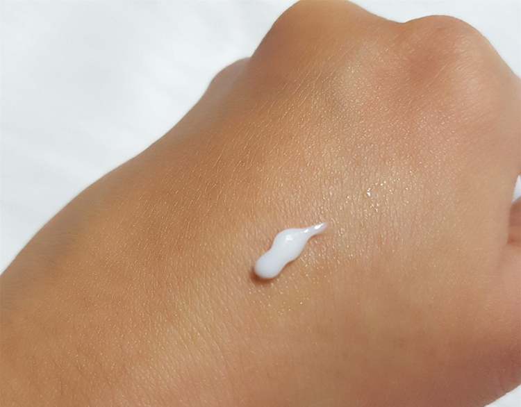 Son dưỡng môi trị thâm dùng ban ngày Mediheal Labocare Pantenolips Healssence Mediheal