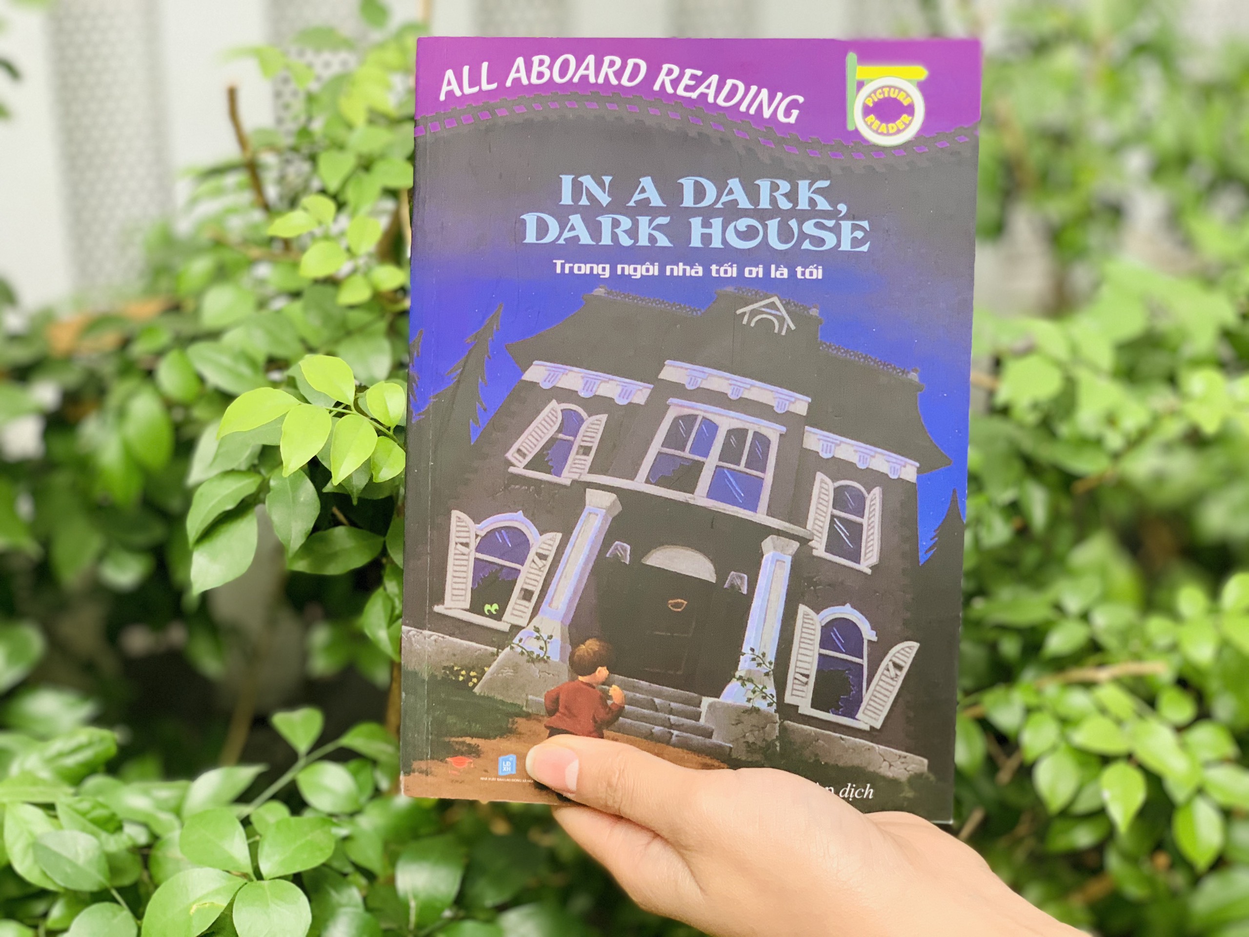 sách in a dark, dark house (all aboard reading) - truyện tiếng anh cho bé từ 2 tuổi, tặng kèm file nghe học tập hiệu quả 1