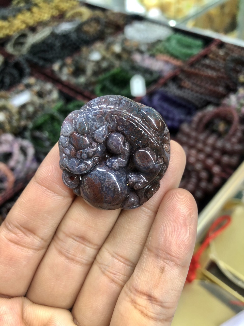 Mặt dây chuyền Tỳ Hưu ôm hạt châu phong thủy đá canxedon