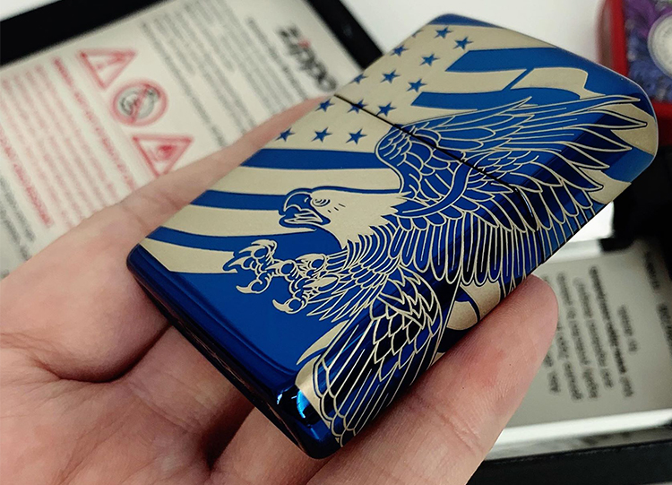 Bật Lửa Zippo 49046 – Zippo Patriotic Design High Polish Blue