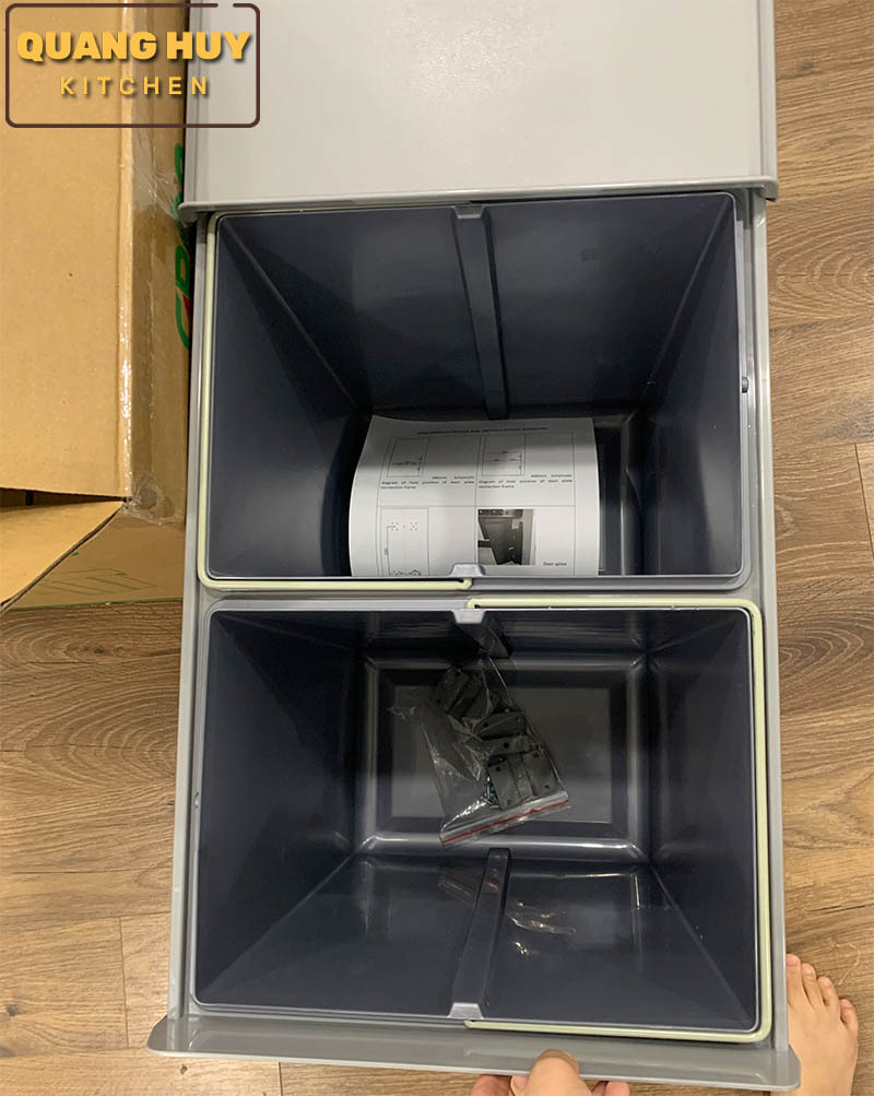 thung-rac-doi-gan-canh-am-tu-bep