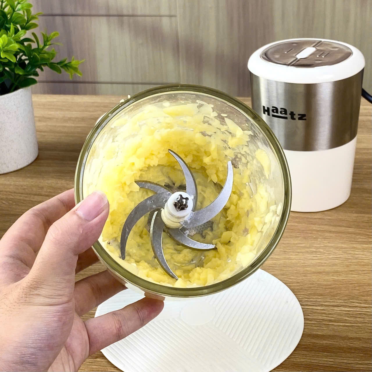 Máy Xay Thịt Haatz HMG168 (CIM382) - Cối inox 2,5L Cối Thủy Tinh 0,6L - 500W Kèm Phụ Kiện Đánh Ruốc - Hàng Chính Hãng Bảo Hành 2 Năm