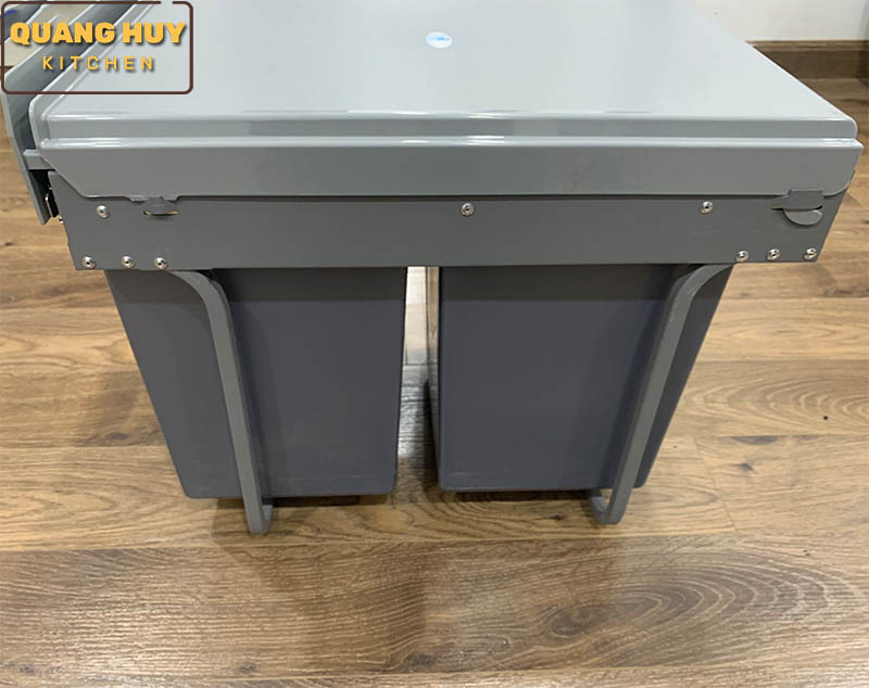 thung-rac-doi-gan-canh-am-tu-bep