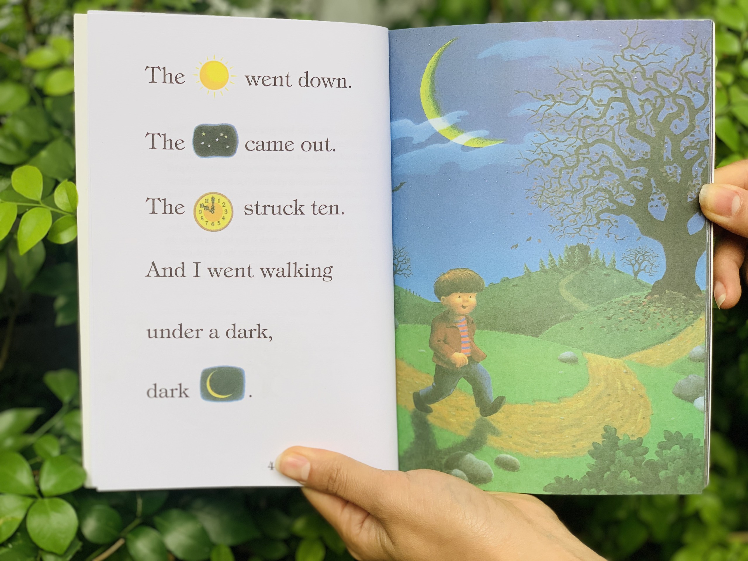 sách in a dark, dark house (all aboard reading) - truyện tiếng anh cho bé từ 2 tuổi, tặng kèm file nghe học tập hiệu quả 2
