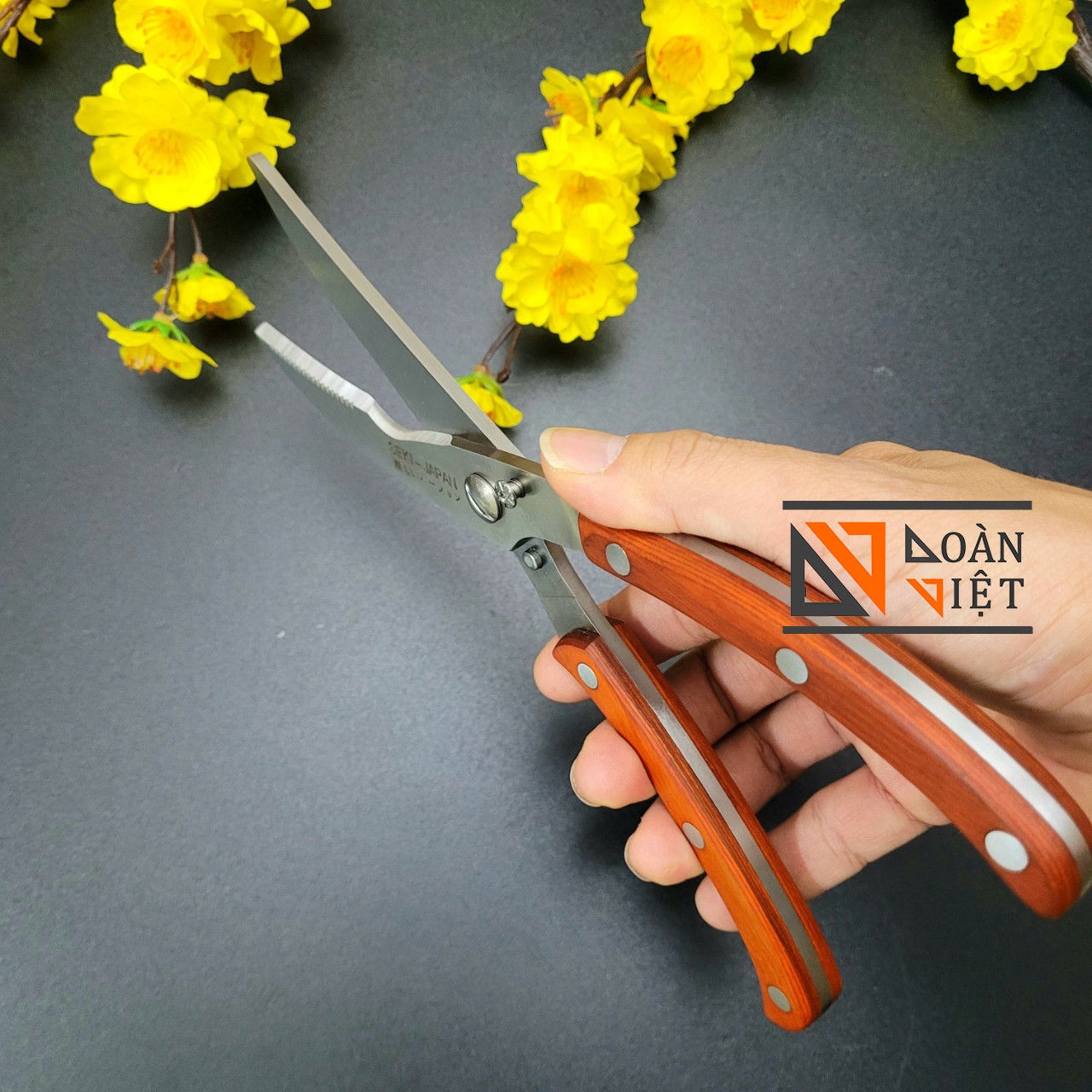 Kéo Cắt Xương Gà Vịt SeKi Nhật Bản, Cán 100% Gỗ Tự Nhiên chống trơn trược, Kéo cắt xương gà vịt chuyên nghiệp. Thép dày có lò xo bật nhảy giúp không mỏi tay