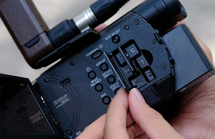 Máy Quay Phim Sony 4K HDR FDR-AX700 - Hàng Nhập Khẩu