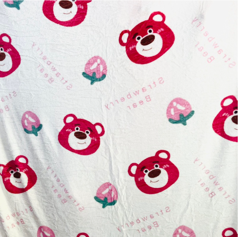 • Chăn mền văn phòng gấu dâu Lotso được làm bằng chất liệu vải và bông PP an toàn, mềm mại, tạo cảm giác dễ chịu, thoải mái khi tiếp xúc