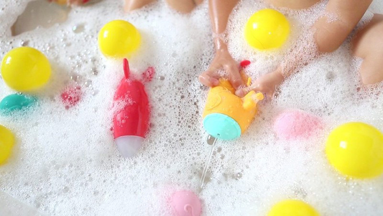 Đồ chơi tắm silicone có báo nhiệt cho bé Marcus & Marcus - Submarine Squirt Đồ chơi tắm silicone có báo nhiệt cho bé Marcus & Marcus - Submarine Squirt
