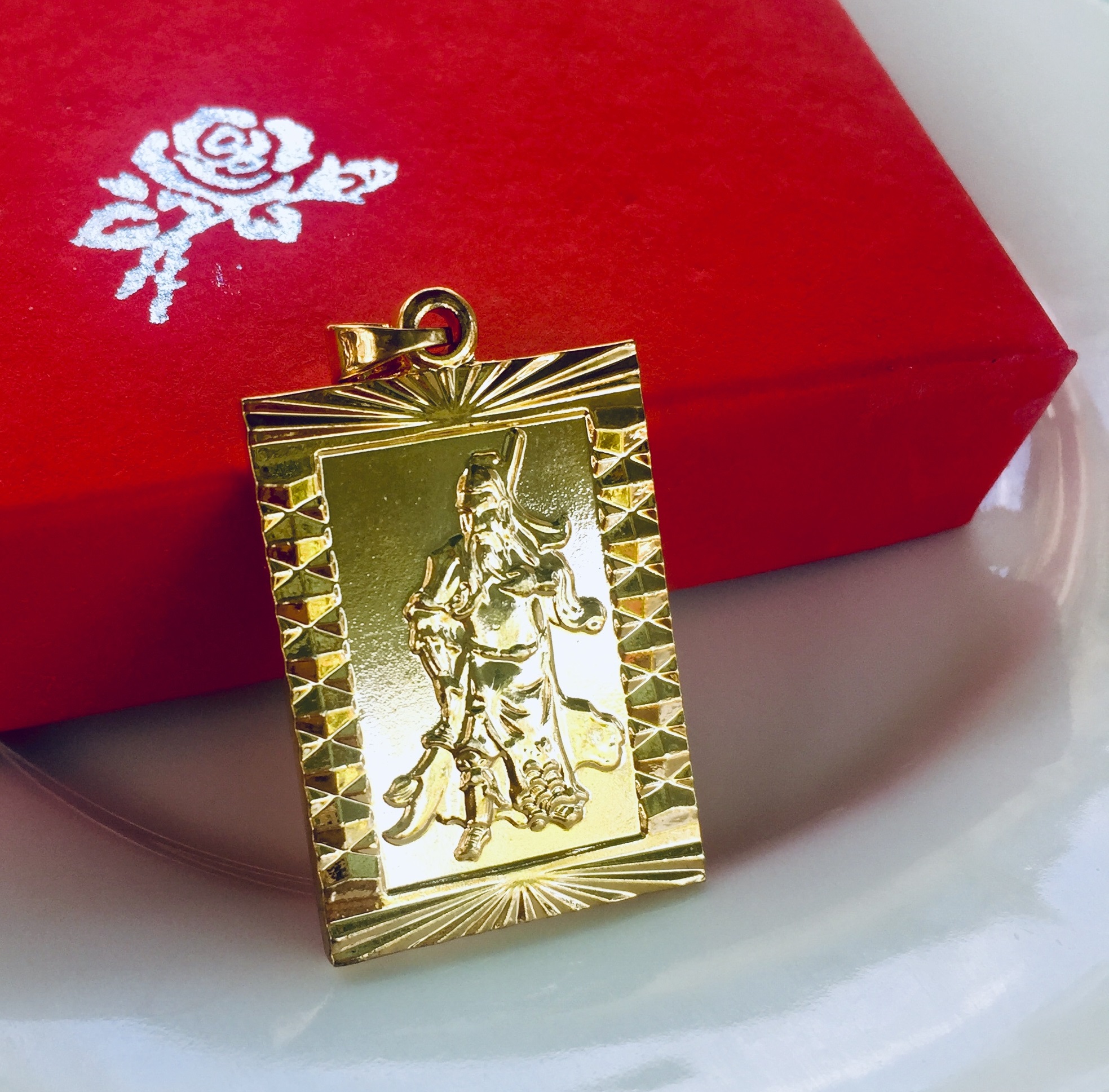 Set Mặt Dây Chuyền Mạ Vàng 18K Đúc Hình Quan Công, Kèm dây đeo da và hộp đựng trang sức.