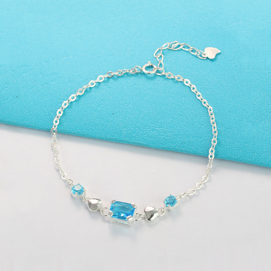 Vòng tay bạc nữ đẹp đính đá xanh sẽ làm nổi bật sự quyến rũ và tinh tế của bạn. Với thiết kế đơn giản nhưng ấn tượng, sản phẩm sẽ làm bạn tỏa sáng trên mọi nơi và dịp.
